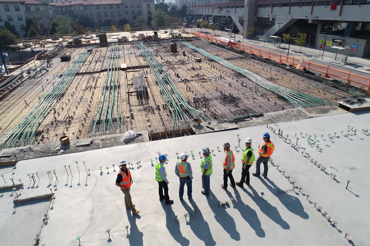 Equipe de construção reunida no canteiro