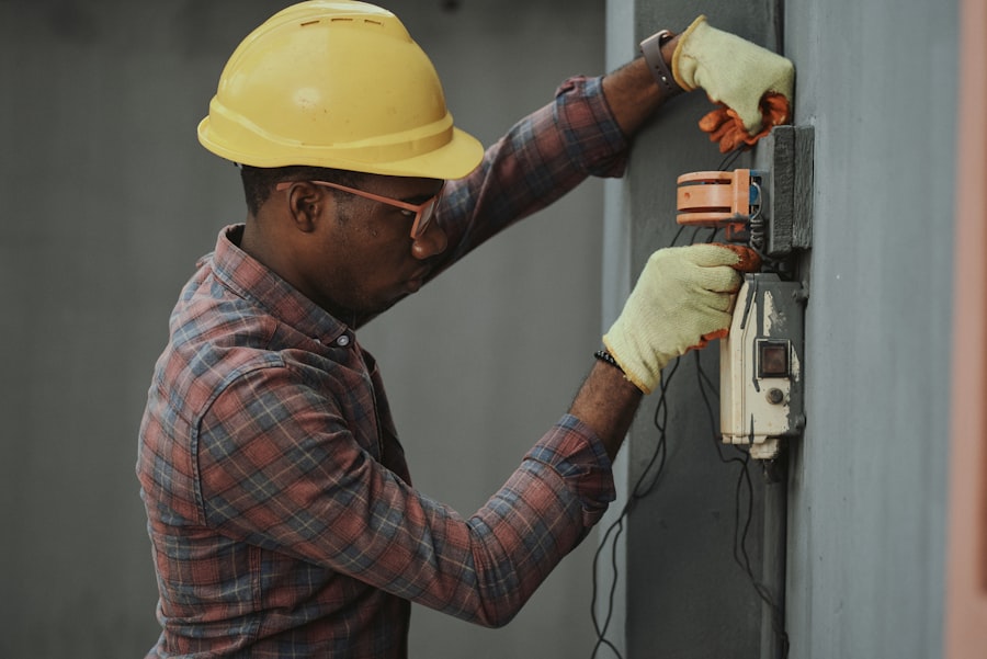 Técnico de HVAC com ferramentas