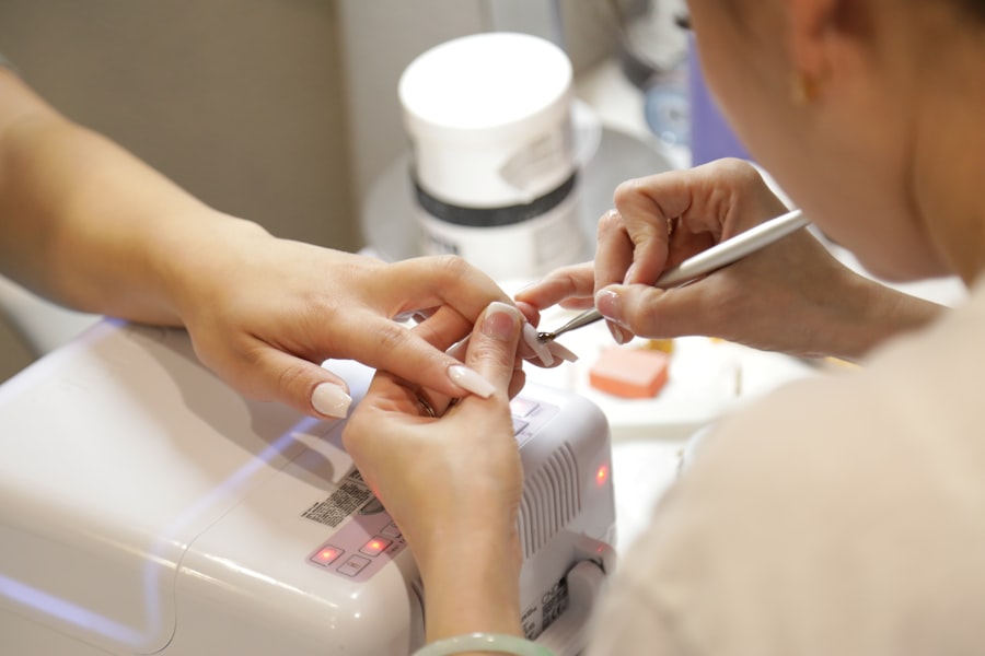 Manicure atendendo cliente no salão